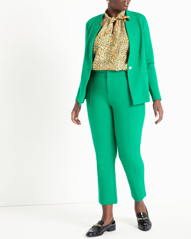 Front of a model wearing a size 22 Short The Ultimate Stretch Suit Pintuck Pant in Vivid Emerald by ELOQUII. | dia_product_style_image_id:315325